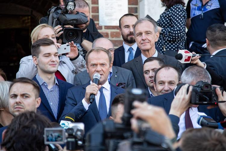 Przewodniczący Rady Europejskiej Donald Tusk (C) podczas spotkania z mieszkańcami na Rynku Głównym w Krakowie. Fot. PAP/Jan Graczyński Przewodniczący Rady Europejskiej Donald Tusk (C) podczas spotkania z mieszkańcami na Rynku Głównym w Krakowie. Fot. PAP/Jan Graczyński