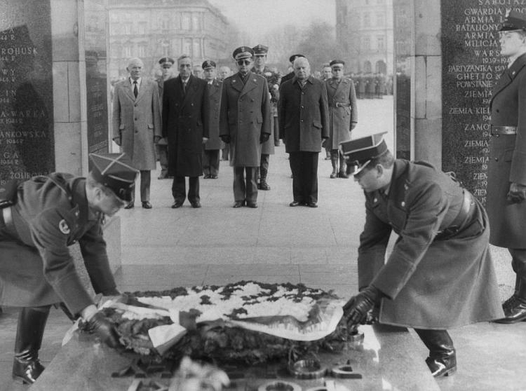 Obchody Święta Niepodległości. Składanie wieńców przy Grobie Nieznanego Żołnierza. Na zdjęciu: prezydent RP gen. Wojciech Jaruzelski (2P), premier RP Tadeusz Mazowiecki (2L) , marszałek Senatu Andrzej Stelmachowski (P) i wicemarszałek Sejmu Tadeusz Fiszbach (L). Warszawa, 11.11.1989. Fot. PAP/CAF/M. Szyperko