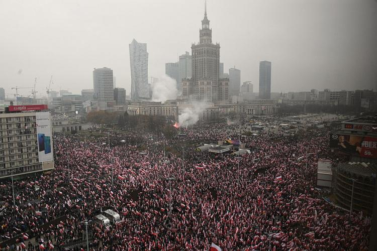 Uczestnicy Biało-Czerwonego Marszu „Dla Ciebie Polsko" i Marszu Niepodległości zbierają się na rondzie Dmowskiego w Warszawie. Fot. PAP/R. Pietruszka