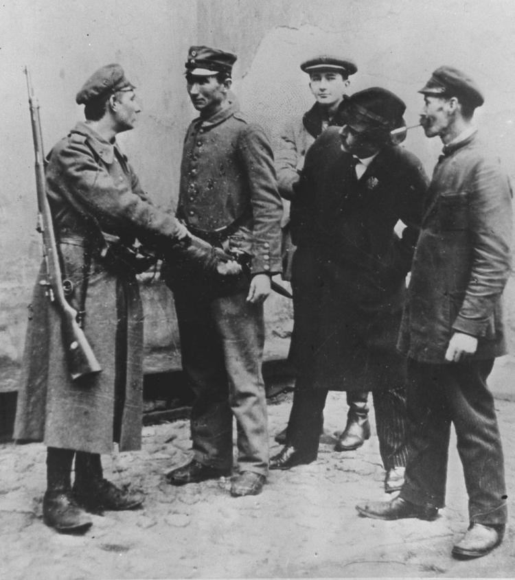 Warszawa, 11.1918. Rozbrajanie niemieckich żołnierzy na ulicach po uznaniu niepodległości Polski i kapitulacji Niemiec. Fot. PAP/reprodukcja