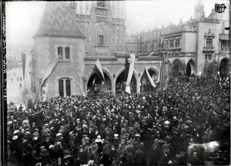 Zgromadzenie krakowian pod odwachem, po przejęciu warty przez oddział Wojska Polskiego - 31 X 1918. Źródło: Muzeum Historii Fotografii Zgromadzenie krakowian pod odwachem, po przejęciu warty przez oddział Wojska Polskiego - 31 X 1918. Źródło: Muzeum Historii Fotografii