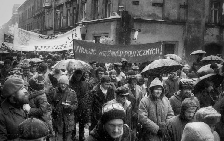 Kraków, 11.11.1980. Manifestacja w rocznicę odzyskania niepodległości. Fot. PAP/J. Ochoński Kraków, 11.11.1980. Manifestacja w rocznicę odzyskania niepodległości. Fot. PAP/J. Ochoński