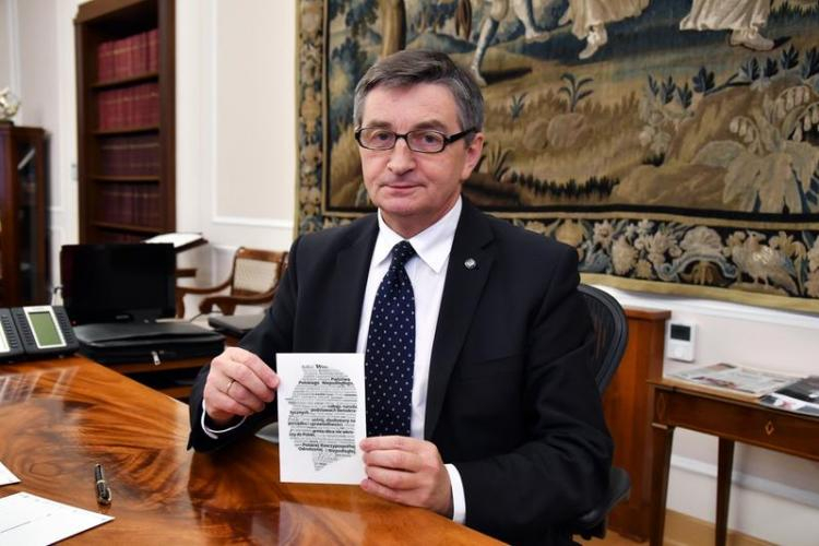 Warszawa, Kancelaria Sejmu RP, 07 11 2018. Marszałek Sejmu Marek Kuchciński prezentuje pierwszą, podpisaną w imieniu Sejmu RP specjalną kartkę pocztową, która zainaugurowała akcję „Mamy Niepodległą!". Źródło: Sejm RP Warszawa, Kancelaria Sejmu RP, 07 11 2018. Marszałek Sejmu Marek Kuchciński prezentuje pierwszą, podpisaną w imieniu Sejmu RP specjalną kartkę pocztową, która zainaugurowała akcję „Mamy Niepodległą!". Źródło: Sejm RP