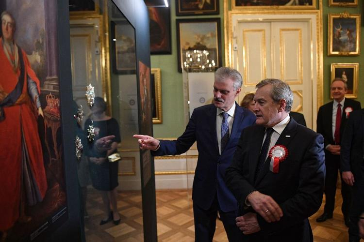 Wicepremier, minister kultury Piotr Gliński (P) i dyrektor Muzeum Łazienki Królewskie Zbigniew Wawer (L) podczas uroczystości otwarcia wystawy „Blask orderów w 100-lecie odzyskania niepodległości” w Pałacu na Wyspie. Fot. PAP/R. Pietruszka