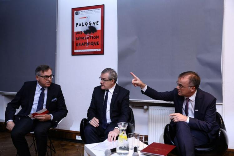 Wicepremier, minister kultury i dziedzictwa narodowego Piotr Gliński, dyrektor Instytutu Adama Mickiewicza Krzysztof Olendzki i pełnomocnik rządu ds. obchodów Stulecia Odzyskania Niepodległości, wiceminister kultury Jarosław Sellin. Fot. PAP/R. Guz Wicepremier, minister kultury i dziedzictwa narodowego Piotr Gliński, dyrektor Instytutu Adama Mickiewicza Krzysztof Olendzki i pełnomocnik rządu ds. obchodów Stulecia Odzyskania Niepodległości, wiceminister kultury Jarosław Sellin. Fot. PAP/R. Guz