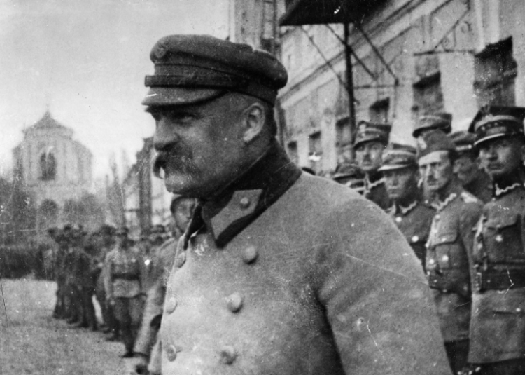 Naczelnik Państwa Józef Piłsudski z oficerami i żołnierzami Wojska Polskiego, 1919 r. Źródło: NAC