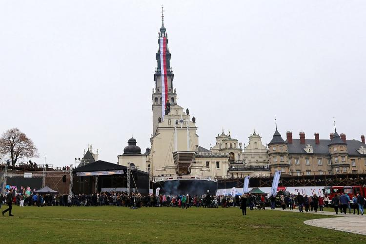 Sanktuarium Matki Bożej Częstochowskiej na Jasnej Górze przyozdobione biało-czerwoną flagą. 04.11.2018. Fot. PAP/W. Deska 