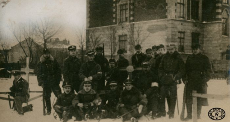 Pierwsza załoga obrońców Lwowa przed szkołą im. Henryka Sienkiewicza. Listopad 1918 r. Fot. CAW Pierwsza załoga obrońców Lwowa przed szkołą im. Henryka Sienkiewicza. Listopad 1918 r. Fot. CAW