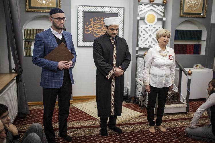 Imam Muzułmańskiej Gminy Wyznaniowej Białystok Mirzogolib Radzhabaliev (C), imam Muzułmańskiej Gminy Wyznaniowej Warszawa-Fatih Ramil Khayrov (L) i sekretarz Muzułmanskiego Związku Religijnego w RP Rozalia Bogdanowicz (P) podczas modlitwy w intencji ojczyzny w ramach wojewódzkich obchodów 100. rocznicy odzyskania niepodległości przez Polskę. Białystok, 09.11.2018. Fot. PAP/M. Onufryjuk