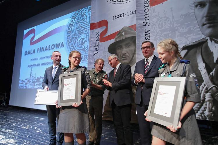 Gala finałowa I edycji konkursu Instytutu Pamięci Narodowej „Niezwyciężeni 1918-2018. Pokolenia Niepodległej” w Teatrze Polskim w Warszawie - prezes IPN Jarosław Szarek (2P), przewodniczący ZHR Grzegorz Nowik (4P) i zastępca dyrektora Biura Edukacji Narodowej IPN Waldemar Brenda (3P). Fot. PAP/L. Szymański