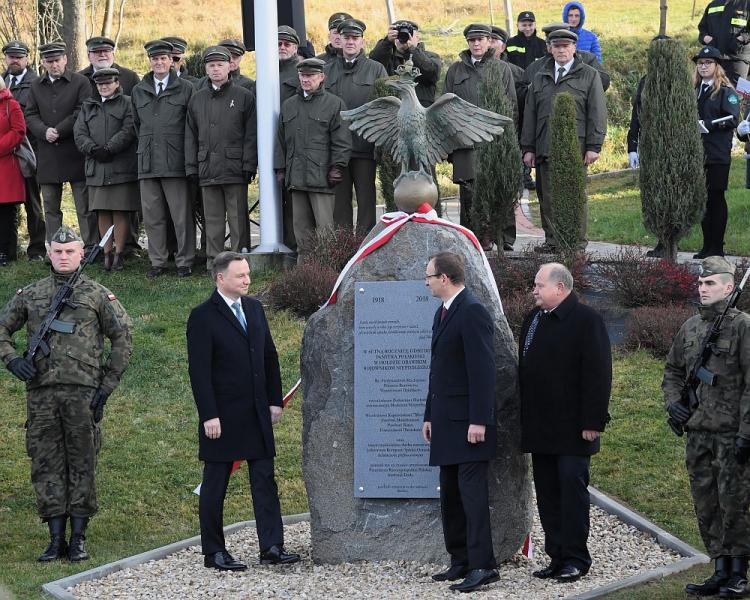 Prezydent Andrzej Duda (2L) podczas uroczystego odsłonięcia pomnika upamiętniającego 100. rocznicę odbudowy państwa polskiego i zasłużonych lokalnych działaczy niepodległościowych w miejscowości Podsarnie. Fot. PAP/J. Bednarczyk Prezydent Andrzej Duda (2L) podczas uroczystego odsłonięcia pomnika upamiętniającego 100. rocznicę odbudowy państwa polskiego i zasłużonych lokalnych działaczy niepodległościowych w miejscowości Podsarnie. Fot. PAP/J. Bednarczyk