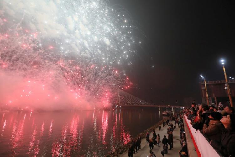 Pokaz fajerwerków i iluminacji świetlnej zorganizowany na Bulwarach Wiślanych w Warszawie w ramach obchodów 100-lecia odzyskania przez Polskę niepodległości. Fot. PAP/P. Supernak