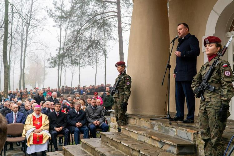 Prezydent Andrzej Duda (P) podczas uroczystości na cmentarzu wojennym nr 171 w Łowczówku. 04.11.2018. Fot. PAP/P. Topolski