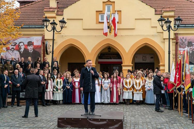 Prezydent Andrzej Duda (C) podczas uroczystości „Z Zakliczyna do Łowczówka” na Rynku w Zakliczynie. Fot. PAP/P. Topolski