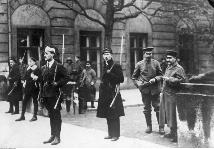 Rozbrajanie Niemców w Warszawie - warta studentów. W głębi widoczni rozbrojeni żołnierze niemieccy. 11.1918. Fot. NAC