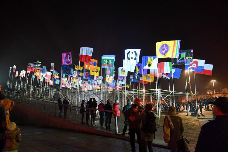 Instalacja „Sto flag na sto lat” zorganizowana w ramach obchodów stulecia odzyskania przez Polskę niepodległości na placu Solidarności w Szczecinie. Fot. PAP/M. Bielecki