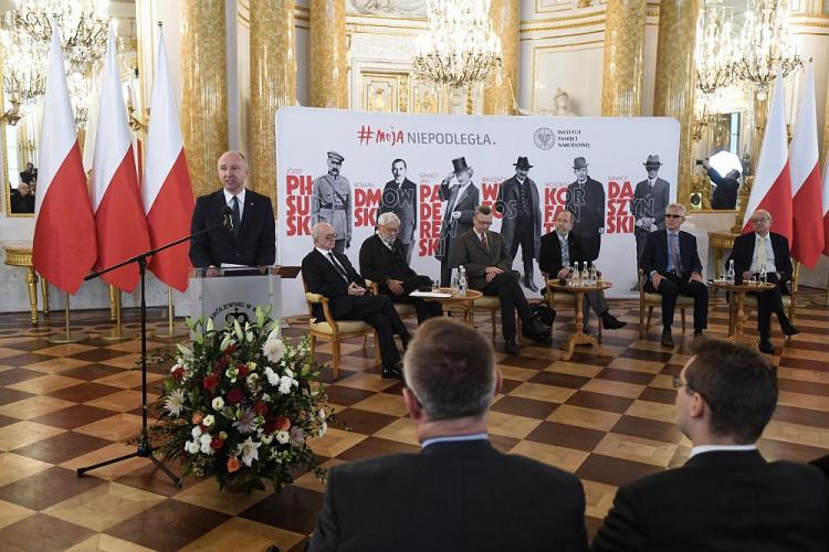 Debata historyków pt. „Sto lat z tysiąclecia. Drogi do niepodległej” na Zamku Królewskim w Warszawie, od lewej: podsekretarz stanu w KPRP Wojciech Kolarski, prof. Włodzimierz Suleja, prof. Marek Barański, dyrektor Zamku Królewskiego prof. Wojciech Fałkowski, prof. Edward Opaliński, prof. Andrzej Chwalba, prof. Wojciech Roszkowski. Fot. PAP/B. Zborowski