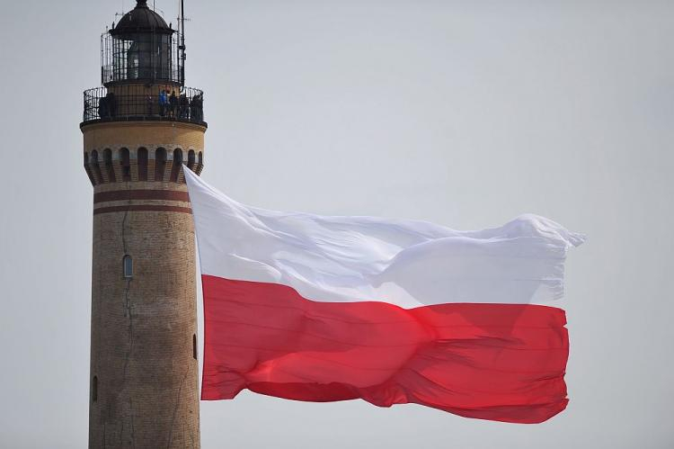 Polska flaga na latarni morskiej w Świnoujściu w Dzień Flagi RP. 02.05.2017. Fot. PAP/M. Bielecki