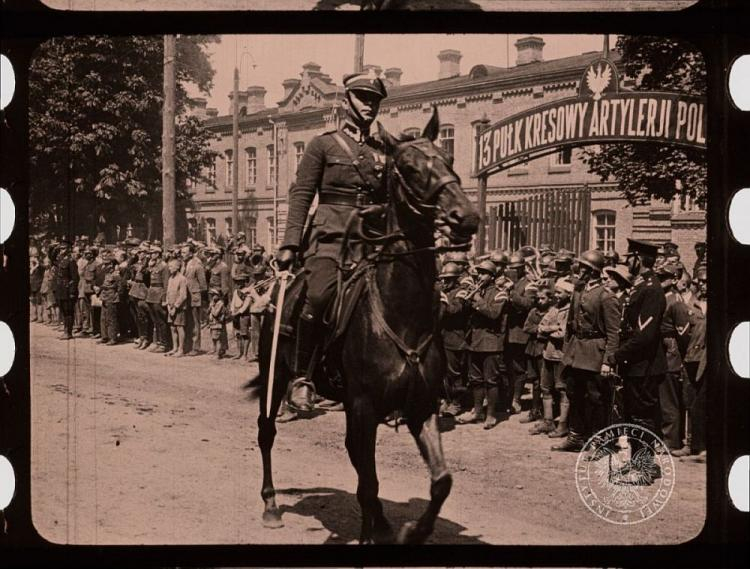 Kadr z filmu „Z wycieczki Stowarzyszenia Weteranów do Polski”, 1927 r. Źródło: Archiwum IPN Kadr z filmu „Z wycieczki Stowarzyszenia Weteranów do Polski”, 1927 r. Źródło: Archiwum IPN