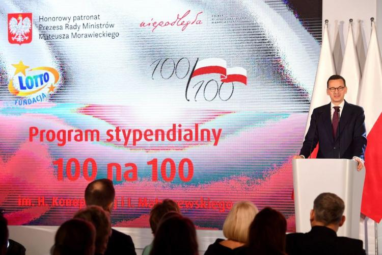 Mateusz Morawiecki podczas gali programu stypendialnego „100 na 100” im. Haliny Konopackiej i Ignacego Matuszewskiego w Warszawie. Fot. PAP/P. Nowak Mateusz Morawiecki podczas gali programu stypendialnego „100 na 100” im. Haliny Konopackiej i Ignacego Matuszewskiego w Warszawie. Fot. PAP/P. Nowak