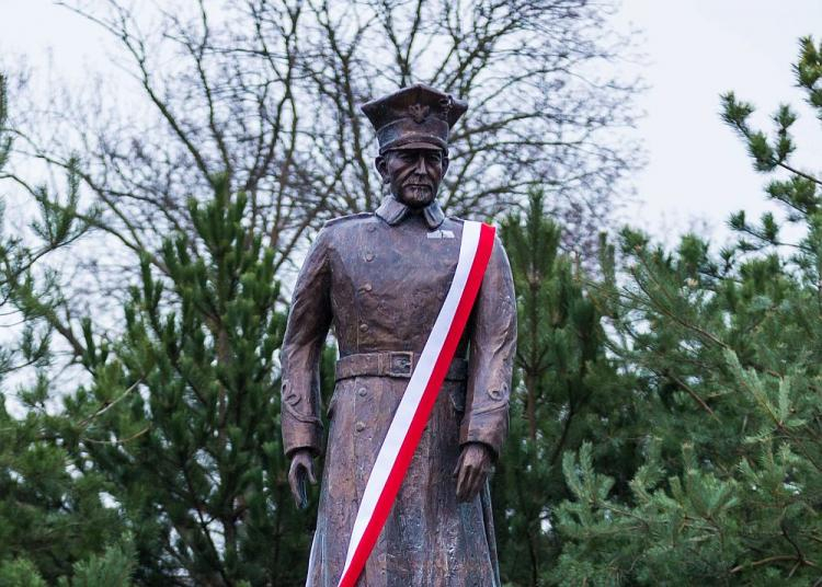 Uroczystość odsłonięcia pomnika dowódcy Powstania Wielkopolskiego gen. Józefa Dowbor-Muśnickiego w Lusowie. 29.12.2015. Fot. PAP/M. Zakrzewski