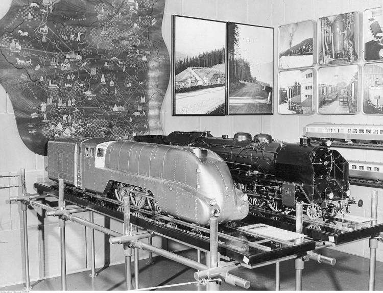 Fragment stoiska PKP w polskim pawilonie na Wystawie Światowej w Nowym Jorku. Widoczne modele parowozów - z lewej Pm 36 z otuliną aerodynamiczną, z prawej Pt 31. 1935 r. Fot. NAC Fragment stoiska PKP w polskim pawilonie na Wystawie Światowej w Nowym Jorku. Widoczne modele parowozów - z lewej Pm 36 z otuliną aerodynamiczną, z prawej Pt 31. 1935 r. Fot. NAC