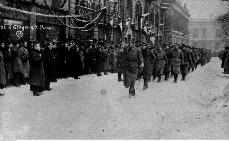 Uroczystość zaprzysiężenia wojsk powstańczych i wręczenie sztandaru 1 Dywizji Strzelców Wielkopolskich. Poznań, 26.01.1919. Fot. NAC