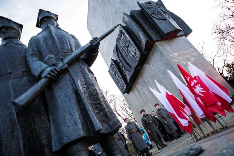 Uroczystości przed pomnikiem Powstańców Wielkopolskich w Poznaniu w ramach obchodów 99. rocznicy wybuchu Powstania Wielkopolskiego. Fot. PAP/M. Zakrzewski