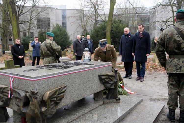 Premier RP Mateusz Morawiecki i wojewoda wielkopolski Zbigniew Hoffmann składają kwiaty na mogile generała Stanisława Taczaka. Fot. PAP/J. Kaczmarczyk