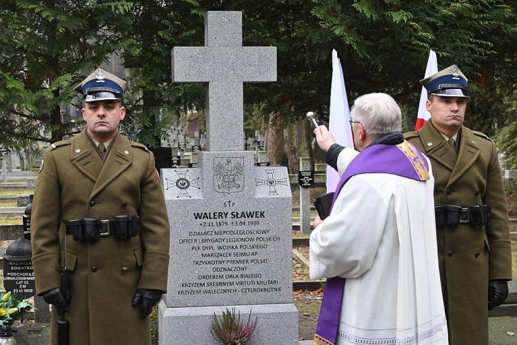 Uroczystość poświęcenia nowego pomnika płk. Walerego Sławka na warszawskich Powązkach. Fot. PAP/P. Nowak