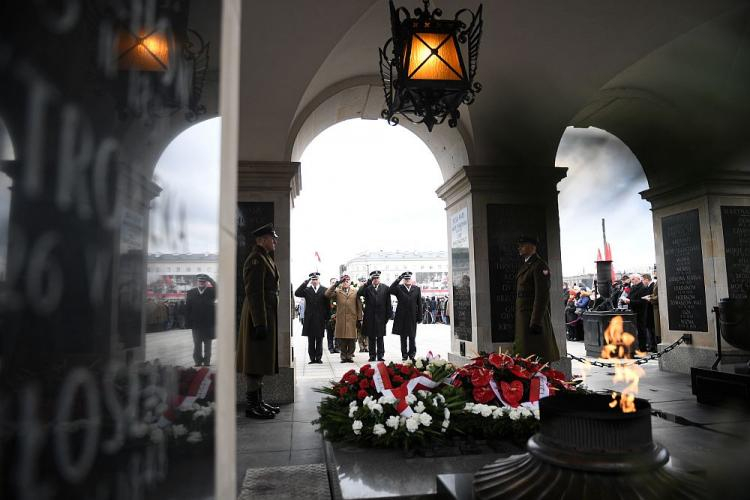 Ceremonia złożenia wieńców przed Grobem Nieznanego Żołnierza w Warszawie podczas uroczystości upamiętniającej 100. rocznicę wybuchu Powstania Wielkopolskiego. Fot. PAP/J. Turczyk