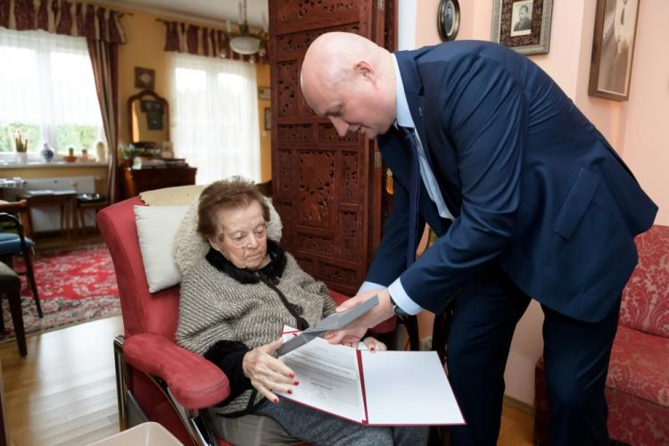 Mrowino, 16.01.2019. Maria Pągowska (L) otrzymała 16 bm. z rąk wojewody wielkopolskiego Zbigniewa Hoffmanna (P) "Medal 100-lecia Odzyskania Niepodległości" przyznawany przez Prezesa Rady Ministrów. Zamieszkała w Mrowinie, urodzona w 1918 roku Maria Pągowska pochodzi z rodziny ziemiańskiej o tradycjach patriotycznych. Fot. PAP/J. Kaczmarczyk