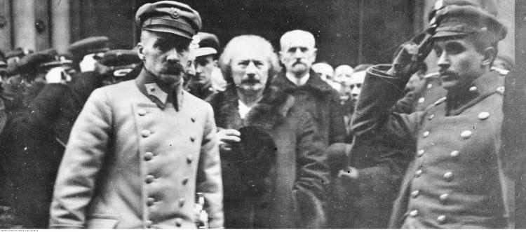 Naczelnik Państwa Józef Piłsudski (1. z lewej), premier Ignacy Paderewski (2. z lewej), minister spraw wewnętrznych Stanisław Wojciechowski (3. z lewej) oraz adiutant Naczelnika Państwa porucznik Tadeusz Kasprzycki (1. z prawej) po uroczystym nabożeństwie w katedrze św. Jana. Źródło: NAC Naczelnik Państwa Józef Piłsudski (1. z lewej), premier Ignacy Paderewski (2. z lewej), minister spraw wewnętrznych Stanisław Wojciechowski (3. z lewej) oraz adiutant Naczelnika Państwa porucznik Tadeusz Kasprzycki (1. z prawej) po uroczystym nabożeństwie w katedrze św. Jana. Źródło: NAC