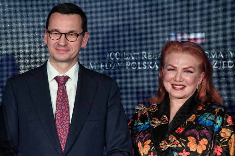 Warszawa, 30.01.2019. Ambasador USA w Polsce Georgette Mosbacher (P) i premier Mateusz Morawiecki (L) podczas uroczystej gali dla uczczenia 100. rocznicy nawiązania stosunków dyplomatycznych między USA a Polską. PAP/R. Pietruszka