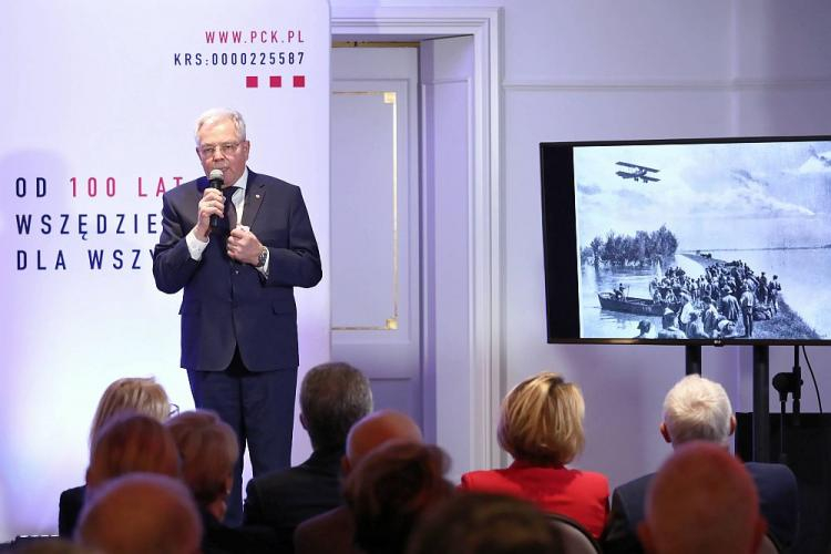 Prezes PCK Stanisław Kracik podczas konferencji prasowej z okazji 100-lecia Polskiego Czerwonego Krzyża. Fot. PAP/T. Gzell