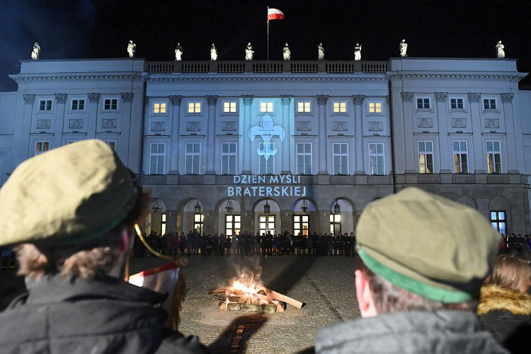 Spotkanie harcerzy z prezydentem Andrzejem Dudą z okazji Dnia Myśli Braterskiej na dziedzińcu Pałacu Prezydenckim w Warszawie. Fot. PAP/R. Pietruszka