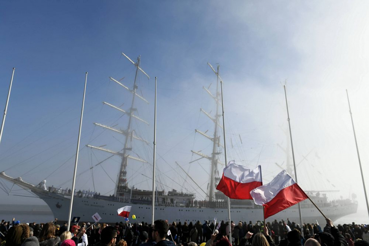 Żaglowiec „Dar Młodzieży” wpływa do portu w Gdyni. 28.03.2019. Fot. PAP/A. Warżawa