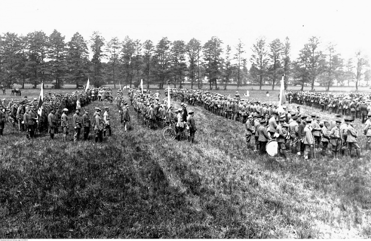 III Powstanie Śląskie - defilada oddziału powstańczego pod Gliwicami. 1921 r. Fot. NAC