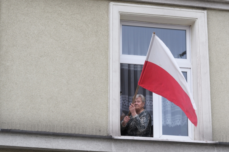 Poznań, 27.12.2018. Mieszkanka Poznania z flagą narodową. Fot. PAP/J. Kaczmarczyk