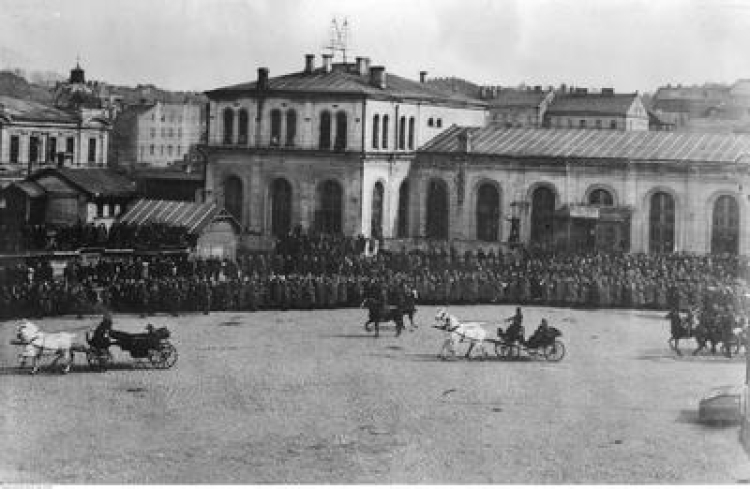 22 kwietnia 1919 r. Przybycie Naczelnika Państwa Józefa Piłsudskiego do Wilna. Powitanie na dworcu kolejowym. Źródło: NAC 22 kwietnia 1919 r. Przybycie Naczelnika Państwa Józefa Piłsudskiego do Wilna. Powitanie na dworcu kolejowym. Źródło: NAC