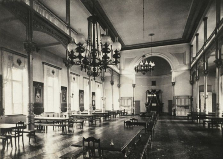 Sala jadalna Instytutu Wychowania Panien - miejsce obrad Zgromadzenia Narodowego 1919 r. Źródło: BN Polona