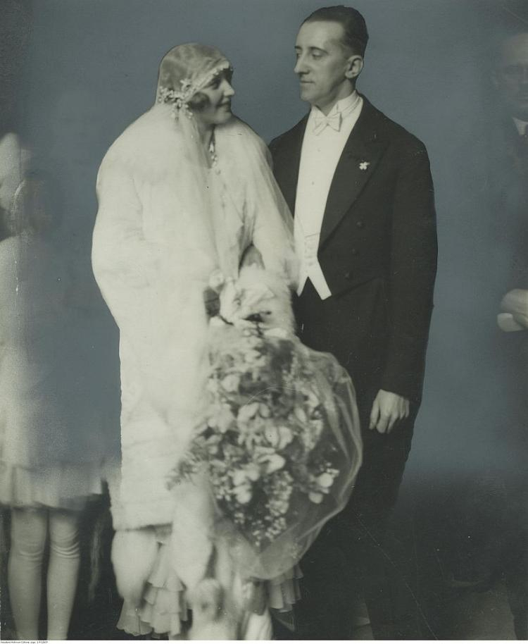 Miss Polonia 1929 r. Władysława Kostakówna z mężem Leonem Śliwińskim (fotografia ślubna). 1930 r. Fot. NAC