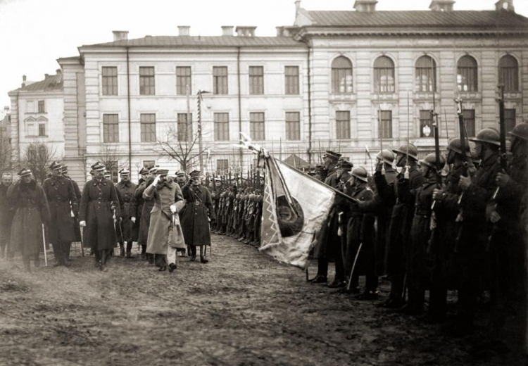 Przegląd oddziałów Wojska Polskiego. Za Józefem Piłsudskim generałowie: Edward Śmigły-Rydz, Stanisław Szeptycki, Kazimierz Sosnkowski. Wilno, Plac Łukiski, 04.1919. Fot. CAW. Źródło: Wikimedia Commons Przegląd oddziałów Wojska Polskiego. Za Józefem Piłsudskim generałowie: Edward Śmigły-Rydz, Stanisław Szeptycki, Kazimierz Sosnkowski. Wilno, Plac Łukiski, 04.1919. Fot. CAW. Źródło: Wikimedia Commons