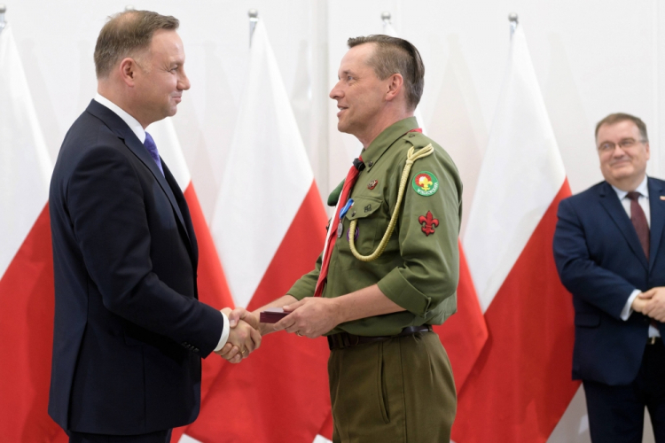 Poznań, 22.05.2019. Prezydent RP Andrzej Duda (L) i odznaczany komendant Wielkopolskiej Chorągwi ZHP Tomasz Kujaczyński (C) podczas uroczystości wręczenia Medali Stulecia Odzyskanej Niepodległości w wielkopolskim Urzędzie Wojewódzkim w Poznaniu, 22 bm. Z prawej - sekretarz stanu w Kancelarii Prezydenta RP Andrzej Dera. Fot. PAP/J. Kaczmarczyk