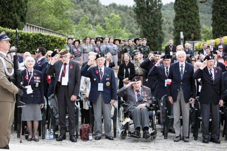 Mignano Monte Lungo, Włochy, 16.05.2019. Uroczystości w Mignano Monte Lungo, 16 bm. Jan Józef Kasprzyk i weterani Armii Andersa są na patriotycznej pielgrzymce we Włoszech. W 75. rocznicę bitwy o Monte Cassino, wspólnie z delegacją państwową, odwiedzą groby kolegów. Fot. PAP/L. Szymański