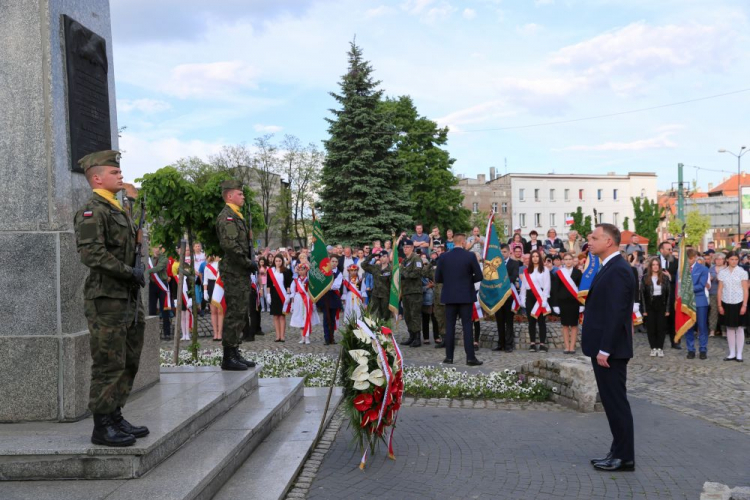 Prezydent Andrzej Duda (P) składa kwiaty przed Pomnikiem Powstańca Śląskiego w Świętochłowicach. Fot. PAP/A. Grygiel Prezydent Andrzej Duda (P) składa kwiaty przed Pomnikiem Powstańca Śląskiego w Świętochłowicach. Fot. PAP/A. Grygiel