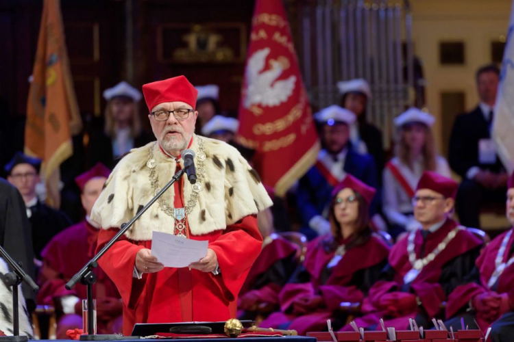 Prof. dr hab. Andrzej Lesicki, rektor Uniwersytetu im. Adama Mickiewicza w Poznaniu (C) podczas uroczystego posiedzenia senatów UAM, UMP, UPP i AWF w ramach obchodów 100-lecia Uniwersytetu Poznańskiego. Fot. PAP/J. Kaczmarczyk Prof. dr hab. Andrzej Lesicki, rektor Uniwersytetu im. Adama Mickiewicza w Poznaniu (C) podczas uroczystego posiedzenia senatów UAM, UMP, UPP i AWF w ramach obchodów 100-lecia Uniwersytetu Poznańskiego. Fot. PAP/J. Kaczmarczyk