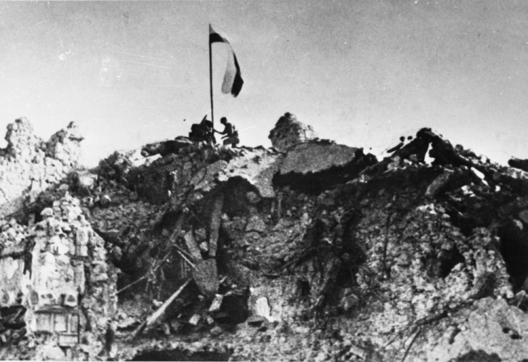 Patrol z 12. Pułku Ułanów Podolskich zatyka polską flagę nad rumowiskiem klasztoru Monte Cassino. PAP/CAF Patrol z 12. Pułku Ułanów Podolskich zatyka polską flagę nad rumowiskiem klasztoru Monte Cassino. PAP/CAF