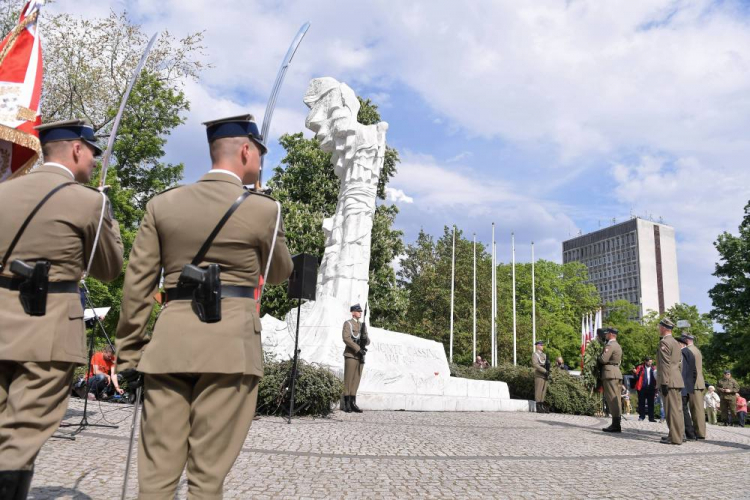 Uroczystości przed pomnikiem Bitwy o Monte Cassino, organizowane przez Urząd do Spraw Kombatantów i Osób Represjonowanych połączone z upamiętnieniem 84. rocznicy śmierci Marszałka Józefa Piłsudskiego oraz 49. rocznicy śmierci Generała Władysława Andersa. PAP/M. Obara Uroczystości przed pomnikiem Bitwy o Monte Cassino, organizowane przez Urząd do Spraw Kombatantów i Osób Represjonowanych połączone z upamiętnieniem 84. rocznicy śmierci Marszałka Józefa Piłsudskiego oraz 49. rocznicy śmierci Generała Władysława Andersa. PAP/M. Obara