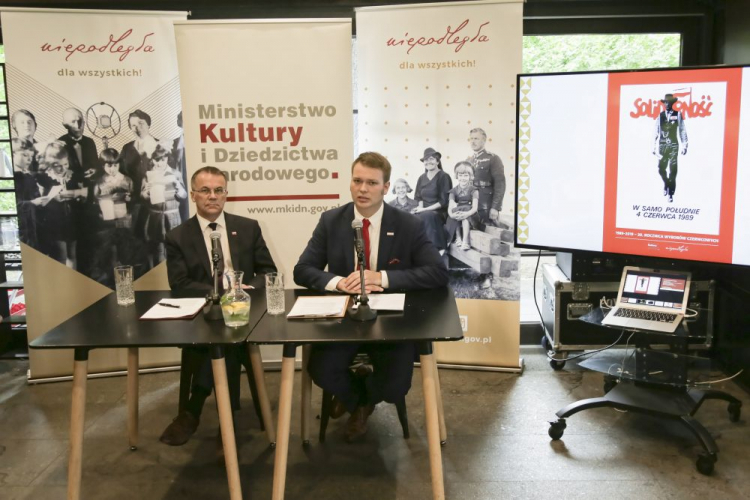 Wiceminister kultury Jarosław Sellin (L) i dyrektor biura programu "Niepodległa" Jan Edmund Kowalski (P). Fot. PAP/W. Olkuśnik